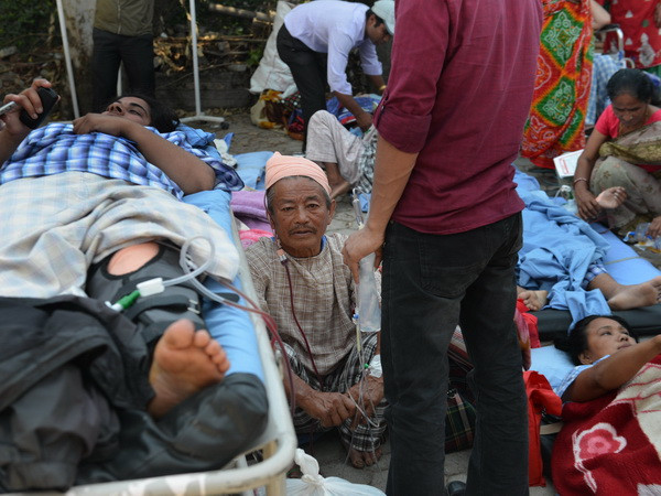 Sơ tán người bệnh khỏi một bệnh viện ở Kathmandu khi động đất xảy ra ngày 12/5. (Ảnh: AFP/TTXVN) Nepal: Sân bay quốc tế Kathmandu phải đóng cửa vì động đất ảnh 1