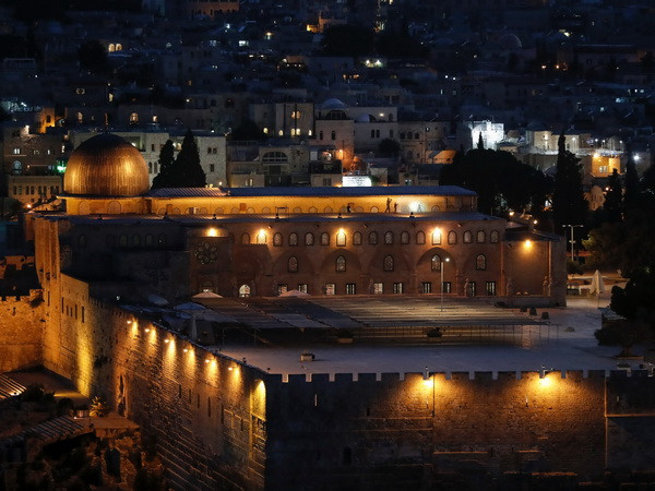 Người Hồi giáo trở lại cầu nguyện ở đền Al-Aqsa sau 2 tuần "tẩy chay" ảnh 1