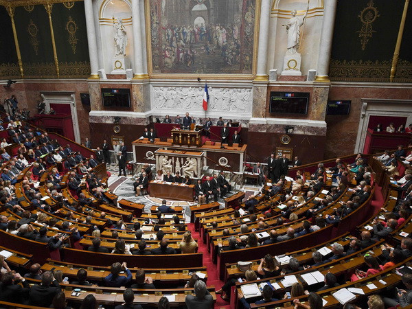 Pháp cấm chính trị gia thuê người thân làm trợ lý trong Quốc hội ảnh 1