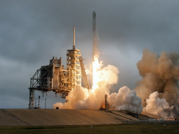 Tàu chở hàng không người lái Dragon trở về Trái Đất an toàn ảnh 1