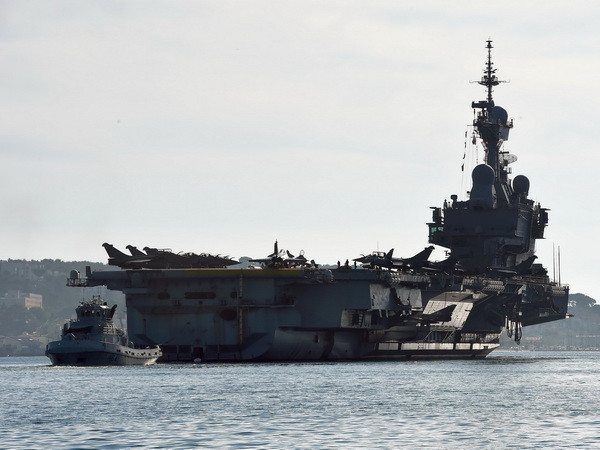 Máy bay Pháp cất cánh từ tàu Charles de Gaulle để tiêu diệt IS ảnh 1