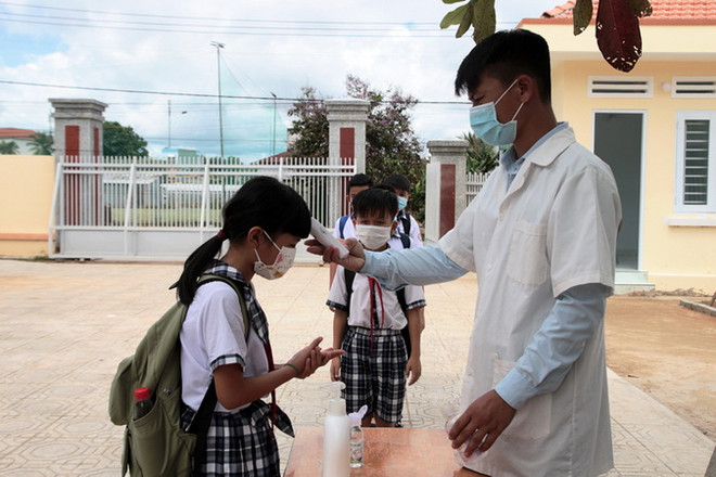 Học sinh được đo thân nhiệt, rửa tay sát khuẩn trước khi vào lớp. (Nguồn: baolamdong) Lâm Đồng: Học sinh ở huyện duy nhất chưa có ca COVID-19 trở lại trường ảnh 1