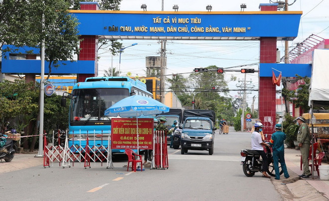 Chốt kiểm soát người và phương tiện để bảo vệ vùng xanh tại thị trấn Vĩnh Bình, huyện Gò Công Tây. (Ảnh: Hữu Chí/TTXVN) Tiền Giang kiểm soát tốt dịch, số ca mắc mới COVID-19 giảm từng ngày ảnh 1