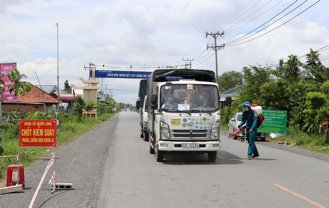 Phun khử khuẩn các phương tiện ra vào xã Qươn Long, huyện Chợ Gạo. (Ảnh: Hữu Chí/TTXVN) Tiền Giang kiểm soát tốt dịch, số ca mắc mới COVID-19 giảm từng ngày ảnh 2