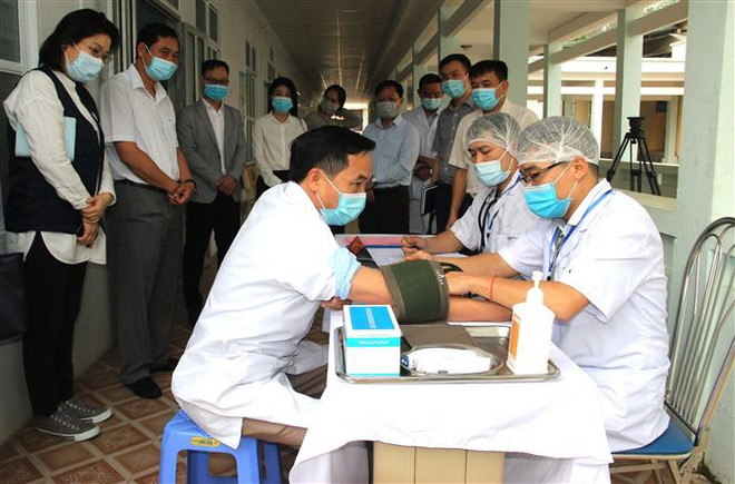 Trước khi vào tiêm vaccine phòng COVID-19, các y, bác sỹ huyện Xín Mần được khám sàng lọc. (Ảnh: Văn Long/TTXVN phát) Hà Giang phấn đấu đến 31/3 hoàn thành kế hoạch tiêm vaccine COVID-19 ảnh 2