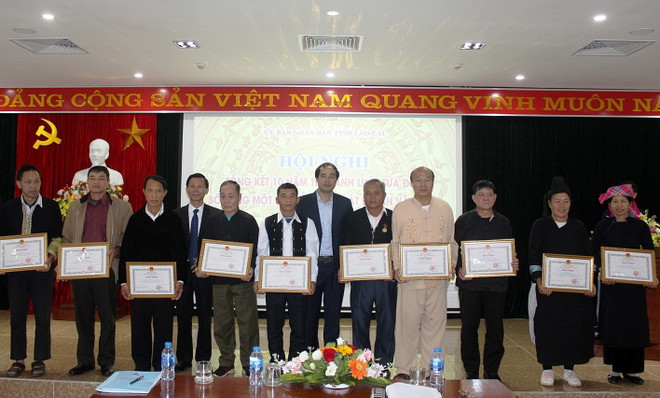 Phó Chủ tịch Ủy ban nhân dân tỉnh Lào Cai Trịnh Xuân Trường tặng Bằng khen cho các cá nhân và tập thể có thành tích phát hiện và giao nộp cổ vật năm 2019. (Ảnh: Quốc Khánh/TTXVN) Lào Cai phát huy hiệu quả bảo tồn di sản dựa vào cộng đồng dân cư ảnh 1