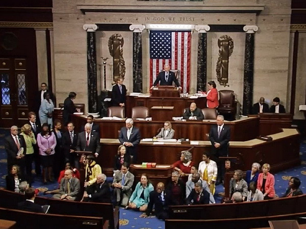 Mỹ: Các nghị sỹ Dân chủ yêu cầu siết chặt kiểm soát súng ảnh 1