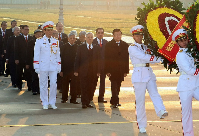 Lãnh đạo Đảng, Nhà nước vào Lăng viếng Chủ tịch Hồ Chí Minh ảnh 1