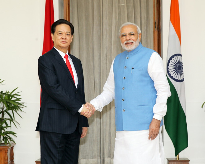 Thủ tướng Nguyễn Tấn Dũng chụp ảnh chung với Thủ tướng Ấn Độ Narendra Modi. (Ảnh: Đức Tám/TTXVN) Ấn Độ cam kết hỗ trợ Việt Nam hiện đại hóa quốc phòng, an ninh ảnh 1