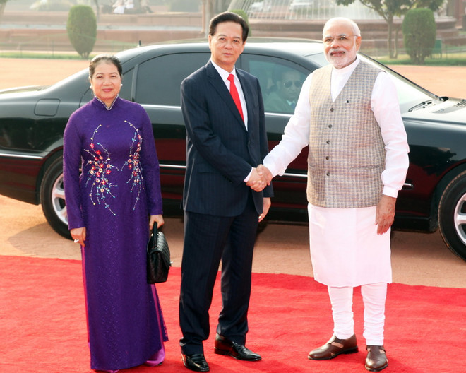 Thủ tướng Ấn Độ Narendra Modi đón Thủ tướng Nguyễn Tấn Dũng và Phu nhân. (Ảnh: Đức Tám/TTXVN) Phát triển toàn diện quan hệ Đối tác chiến lược song phương Việt-Ấn ảnh 1