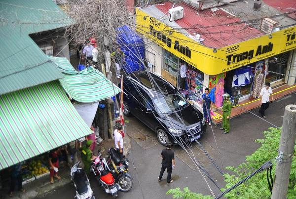 Lực lượng công an giải cứu thành công, áp giải đối tượng trên xe ô tô biển xanh. (Nguồn: Việt Phương/Vietnam+) Giải cứu thành công con tin bị khống chế ở khu tập thể Thanh Xuân Bắc ảnh 1