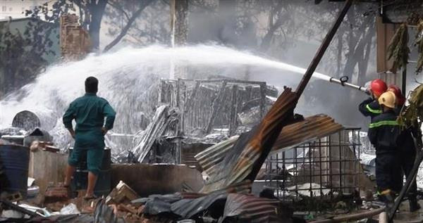 Cháy lớn thiêu rụi xưởng gỗ tại Thành phố Hồ Chí Minh ảnh 1