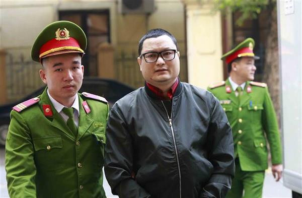 Tạm hoãn Phiên tòa xử vụ thao túng giá chứng khoán lần đầu ở Hà Nội ảnh 1