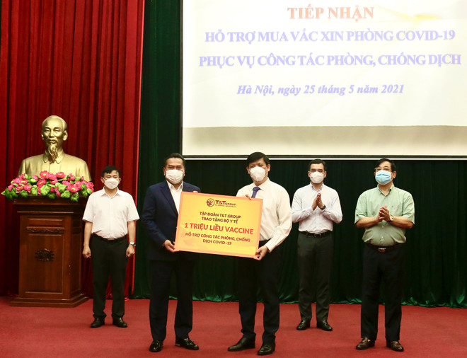 Đại diện Tập đoàn T&T Group trao tặng tượng trưng 1 triệu liều vaccine phòng COVID-19 cho đại diện lãnh đạo Bộ Y tế. (Nguồn: T&T Group) T&T Group trao tặng 1 triệu liều vaccine phòng COVID-19 ảnh 1