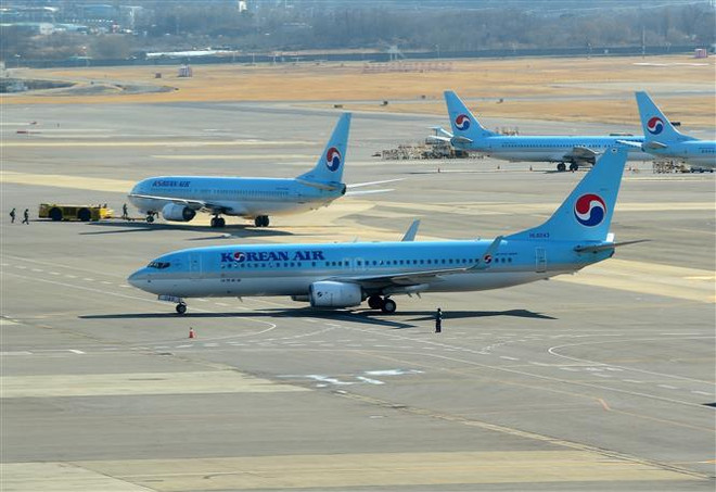 Máy bay của Hãng hàng không Hàn Quốc Korean Air tại sân bay Gimpo ở Seoul. (Ảnh: AFP/TTXVN) Korean Air ngừng tăng lương, cắt giảm 70% nhân viên trong nửa đầu 2021 ảnh 1