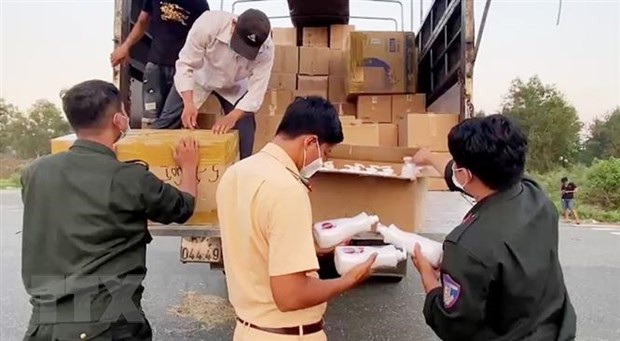 Không để phát sinh điểm nóng trung chuyển hàng nhập lậu, hàng giả ảnh 1