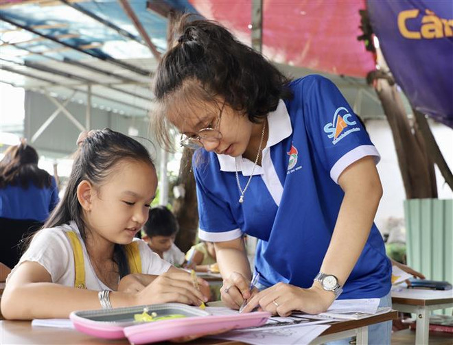 Gia sư Áo xanh mang mùa Hè ý nghĩa đến cho thiếu nhi kém may mắn ảnh 3