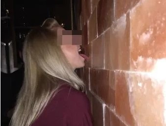 Kỳ lạ một nhà hàng ở Mỹ chuyên 'gạ' thực khách liếm tường ảnh 2