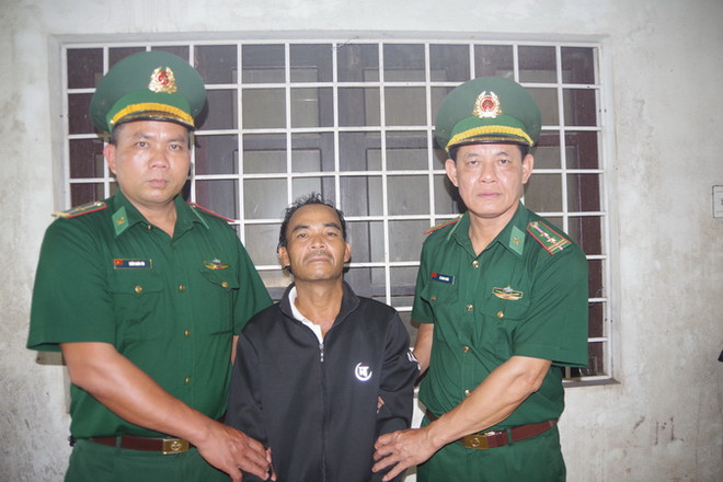 Đối tượng Hồ Văn Nho bị bắt giữ khi đang lẩn trốn tại huyện Sa Muồi, tỉnh Salavan của Lào. (Ảnh: TTXVN phát) Quảng Trị: Bắt giữ đối tượng trốn lệnh truy nã sau 22 năm ảnh 1