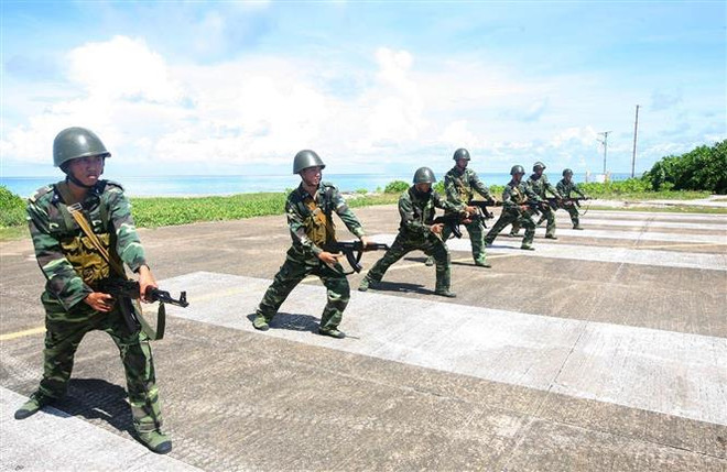 Bộ đội đảo Trường Sa Lớn tập luyện, sẵn sàng chiến đấu. (Ảnh: Phương Hoa/TTXVN) Sức sống mới ở xã đảo Song Tử Tây sau 45 năm giải phóng ảnh 2