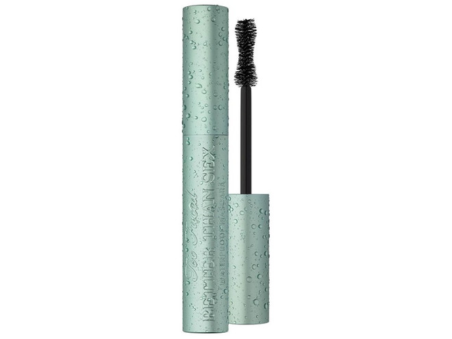 Too Faced Better Than Sex Waterproof Mascara có bảng thành phần sạch cùng công thức chống nước ưu việt làm nên hàng mi cong và dày suốt 24 giờ Mê trang điểm, yêu động vật, không thể bỏ qua những món mỹ phẩm này ảnh 2