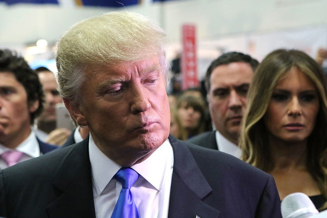 Tỷ phú Trump chất vấn sự "chung thủy" của đối thủ Hillary Clinton ảnh 1
