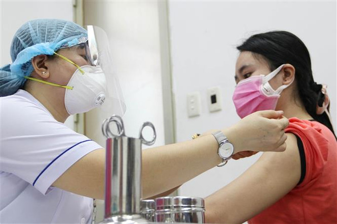Tiêm vaccine phòng COVID-19 các nhà báo, phóng viên các cơ quan báo chí Thành phố và Trung ương. (Ảnh: Thu Hương/TTXVN) 5.972 tỷ đồng đã được chuyển vào Quỹ vaccine phòng COVID-19 ảnh 1