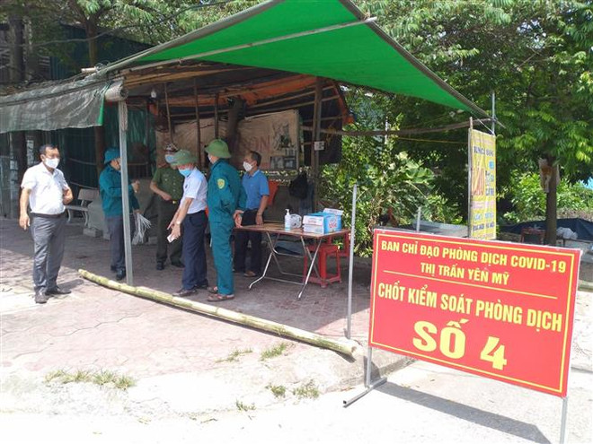 Chốt kiểm dịch ở thôn Nghĩa Trang, thị trấn Yên Mỹ (Hưng Yên). (Ảnh: Đinh Tuấn/TTXVN) Hưng Yên: Huyện Yên Mỹ kiểm soát chặt việc phong tỏa vùng có dịch ảnh 1