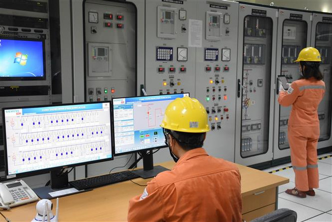 Công nhân EVN HA NOI vận hành hệ thống cấp điện. (Ảnh: TTXVN phát) Nắng nóng cực đoan, tiêu thụ điện lần đầu vượt ngưỡng 42.000MW ảnh 1