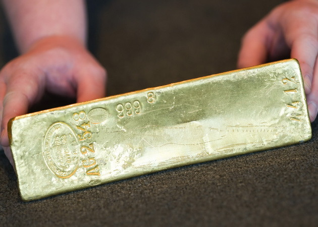 Giá vàng châu Á đi lên khi đồng USD suy yếu còn đồng euro mạnh lên ảnh 1