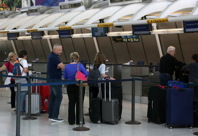 Nhiều hãng hàng không bắt đầu kiểm tra an ninh với hành khách đến Mỹ ảnh 1