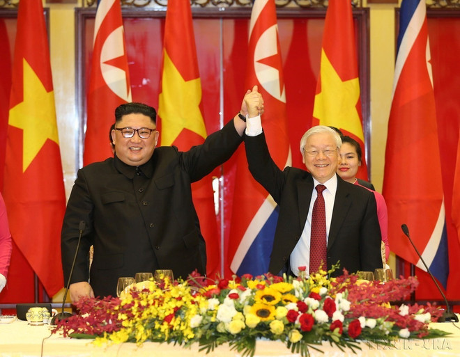 Tổng Bí thư Nguyễn Phú Trọng và Chủ tịch Triều Tiên Kim Jong-un nắm tay nhau, thể hiện tình hữu nghị giữa hai Đảng, hai Nhà nước và nhân dân Việt Nam-Triều Tiên, ngày1/3/2019. (Ảnh: Trí Dũng/TTXVN) Truyền thông Triều Tiên đề cao mối quan hệ hữu nghị với Việt Nam ảnh 1