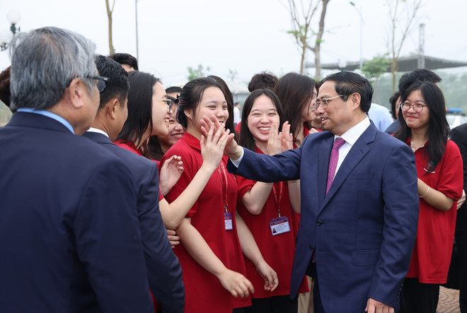 Thủ tướng Phạm Minh Chính với sinh viên Đại học Quốc gia Hà Nội cơ sở Hoà Lạc. (Ảnh: Dương Giang/TTXVN) Thủ tướng: Giáo dục đào tạo phải gắn với nhiệm vụ phát triển đất nước ảnh 1