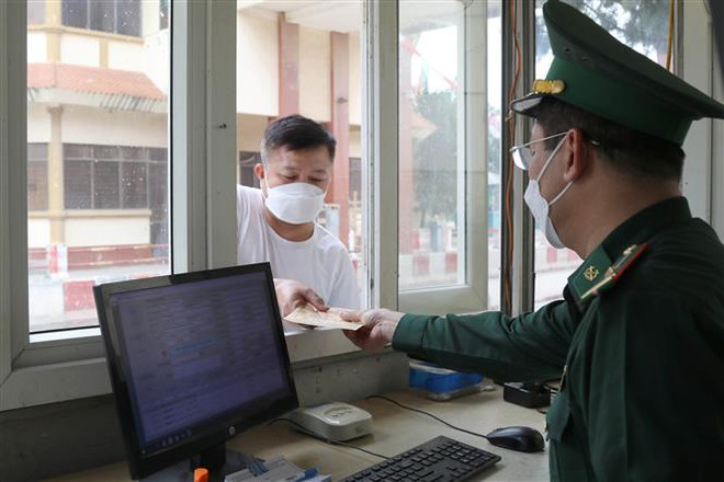 Lực lượng Bộ đội biên phòng cửa khẩu Chi Ma kiểm soát người và phương tiện ra vào khu vực cửa khẩu. (Ảnh: Quang Duy/TTXVN) Hoạt động giao thương tại cửa khẩu Chi Ma ngày càng nhộn nhịp ảnh 2