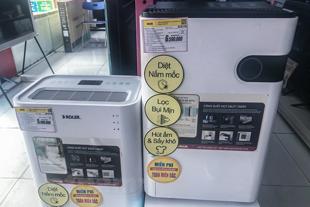Các sản phẩm máy hút ẩm với những tính năng như diệt nấm mốc, lọc bụi mịn... có giá dao động từ 2 đến 10 triệu đồng. (Ảnh: Việt Anh/Vietnam+) Nồm ẩm kéo dài, người dân Hà Nội đổ đi mua máy hút ẩm, máy sấy ảnh 1