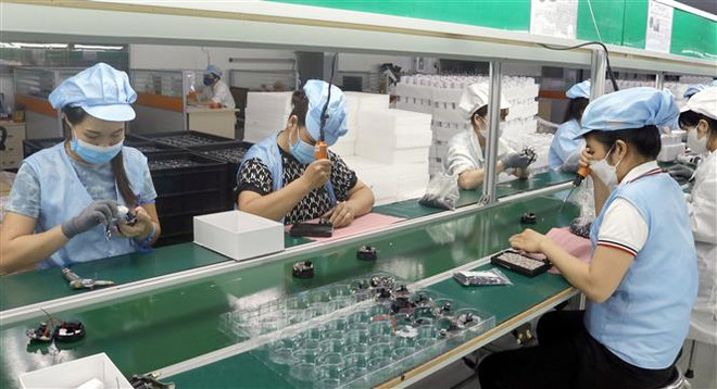Công nhân Công ty TNHH Telstar Việt Nam, Khu công nghiệp Vân Trung, Bắc Giang trong dây truyền sản xuất thiết bị điện tử. (Ảnh: Đồng Thúy/TTXVN) Truyền thông Áo ca ngợi Việt Nam ngày càng hấp dẫn các nhà đầu tư ảnh 2