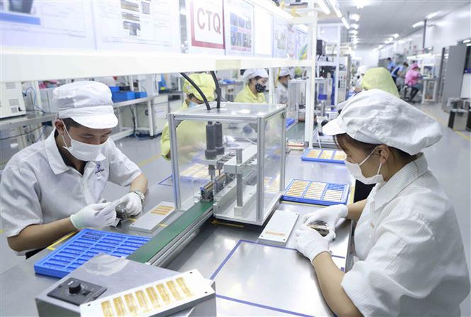 Hoạt động sản xuất linh kiện điện tử tại Khu công nghiệp Bình Xuyên, Vĩnh Phúc. (Ảnh: Hoàng Hùng/TTXVN) Truyền thông Áo ca ngợi Việt Nam ngày càng hấp dẫn các nhà đầu tư ảnh 1