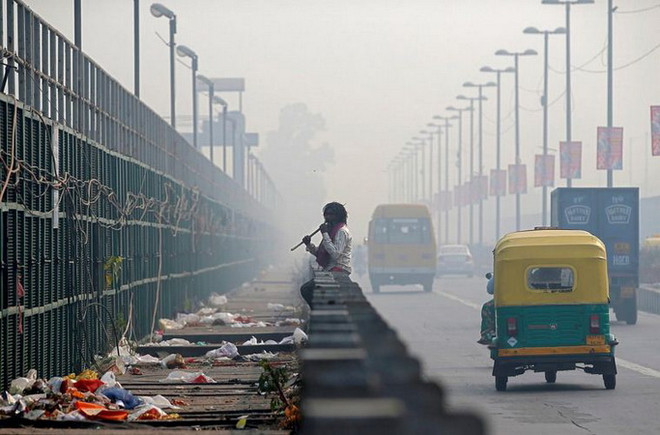 Thủ đô New Delhi chìm trong không khí khói độc sau lễ hội ánh sáng ảnh 1
