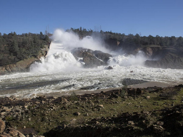 Bang California của Mỹ ban bố tình trạng khẩn cấp trước nguy cơ vỡ đập ảnh 1