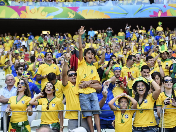 Người giàu Brazil "đốt tiền" để vào sân vận động xem túc cầu ảnh 1