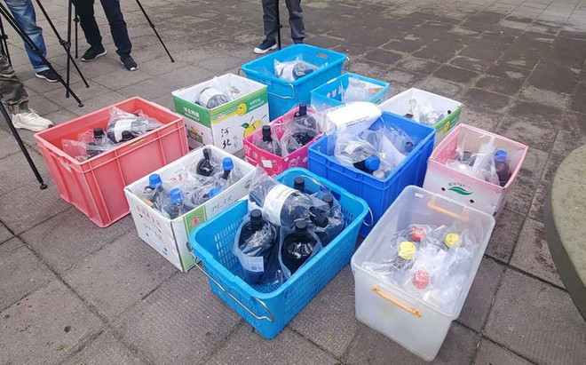 Cảnh sát Hong Kong thu hồi 59 chai hóa chất nguy hiểm bị đánh cắp ảnh 1