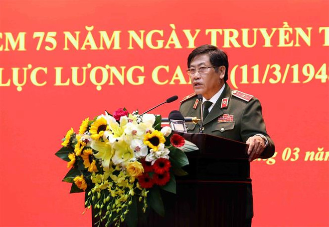 Thiếu tướng Trương Giang Long, nguyên Phó Tổng Cục trưởng Tổng cục Chính trị Công an nhân dân, nguyên Giám đốc Học viện Chính trị Công an nhân dân phát biểu. (Ảnh: Phạm Kiên/TTXVN) Kỷ niệm 75 năm Ngày truyền thống xây dựng lực lượng Công an nhân dân ảnh 3