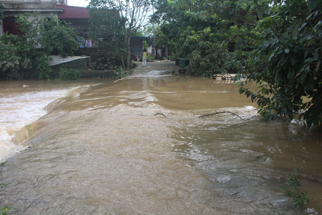 Nước lũ lên nhanh, người dân Lào Cai và Thanh Hóa sơ tán khẩn cấp ảnh 2