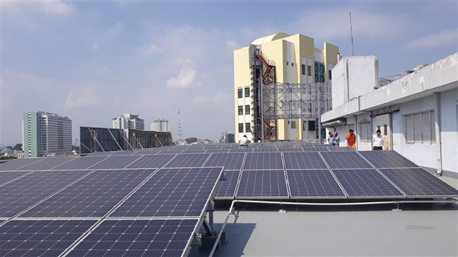 Hệ thống năng lượng Mặt Trời mái nhà của một doanh nghiệp trong Khu công nghiệp Amata, phường Long Bình, thành phố Biên Hòa. (Ảnh: Nguyễn Văn Việt/TTXVN) Giá điện Mặt Trời mái nhà có thể giảm còn dưới 6 cent mỗi kWh ảnh 1