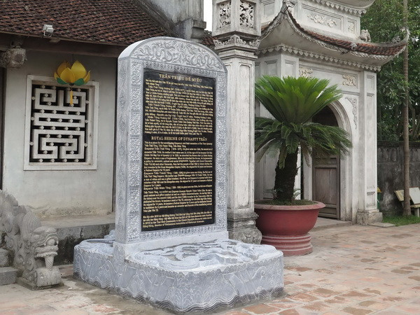 Các tấm bia dựng “chui” tại Khu lăng mộ và đền thờ vua Trần ảnh 1