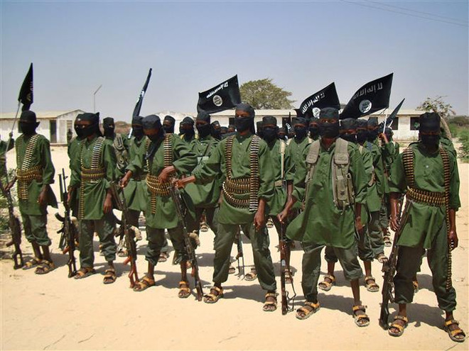Các tay súng thuộc nhóm cực đoan Al-Shabaab tại một khu vực ở ngoại ô Mogadishu, Somalia. (Ảnh: AFP/TTXVN) Quân đội Somalia bắt giữ thủ lĩnh cấp cao của lực lượng Al-Shabaab ảnh 1