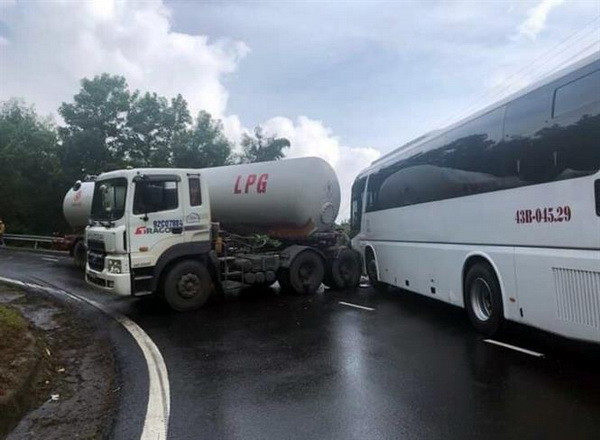 Lại xảy ra tai nạn xe khách va chạm xe bồn trên đèo Hải Vân ảnh 1