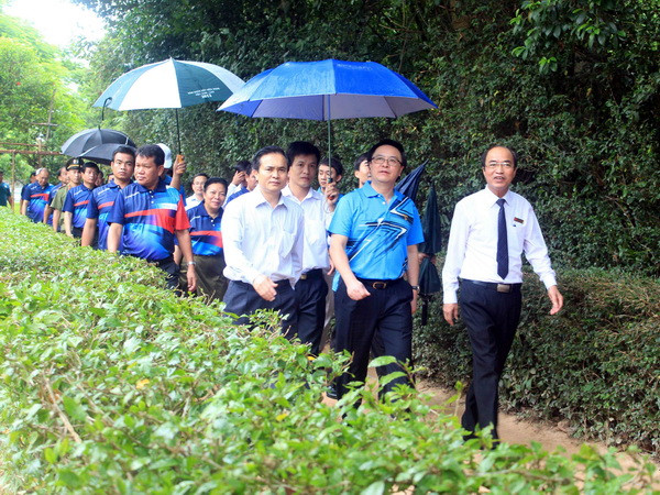 Đoàn công tác Ban Đối ngoại Việt-Lào dâng hương tại quê Bác ảnh 1