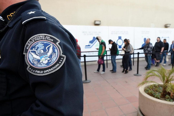 Chính quyền ông Trump xem xét hạn chế thẻ xanh đối với người nhập cư ảnh 1