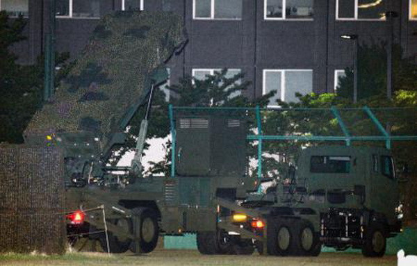 Hệ thống đánh chặn tên lửa đất đối không PAC-3 được triển khai trong khuôn viên trụ sở Bộ Quốc phòng Nhật Bản ở Tokyo. (Nguồn: Kyodo/TTXVN) Nhật Bản xem xét cách thức củng cố khả năng phòng thủ tên lửa ảnh 1